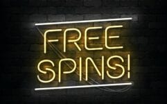 Gratis spinn uten innskudd Hvis du vil være med på leken, så er det mange ord og uttrykk du må vite betydningen av. Eller det er selvsagt ikke slik du må, men det vil uten tvil ha en positiv innvirkning på selve spillopplevelsen. Det å kunne definere forskjellige begreper uten hjelp av søkemotorer (f.eks Google) hvert femte minutt vil definitivt effektivisere prosessen i sin helhet. Et uttrykk som blir flittig brukt i sammenheng med casino er gratis spinn. Det er heller ikke uvanlig at dette omtales som free spins. Det er altså ingen grunn til å bli forvirret av disse to begrepene, for den eneste forskjellen er at det ene uttrykket er norsk og det andre uttrykket er engelsk. Konseptet er det samme, det er bare språket som varierer. Så hva er gratis spinn? Ja, så hva er gratis spinn? Det sier seg litt selv, men en god ting kan jo ikke sies for ofte. Gratis spinn er rett og slett gratis spillrunde på spilleautomater hos ulike nettcasinoer. Det betyr rett og slett at du spiller gratis – altså at du ikke bruker dine egne penger til å spille i den aktuelle situasjonen. Hvor kult er ikke det? Gratis spinn er som regel noe du får i forbindelse med en velkomstbonus. Dette er et tilbud som alle nye spillere får. De fleste nettcasinoer tilbyr ulike velkomstbonuser, og det har på en måte blitt en slags konkurranse i hvem som kan tilby de mest imponerende velkomstbonusene. Jo bedre bonuser, jo flere er det som vil spille hos dem, ikke sant? Bare en liten (eller ganske stor) hake Det er imidlertid slik at det ofte følger med en liten (eller ganske stor) hake med disse velkomstbonusene, og det er noe som heter omsetningskrav. Hvis du spiller for gratis spinnene du får i velkomstbonusen, så er det nemlig slik at du må omsette (les: spille for) den aktuelle summen x ganger før du får hentet ut premien din. Det er også veldig vanlig at nettcasinoene har forhåndsbestemt hvilke spilleautomater gratis spinnene kan brukes på. I disse tilfellene er det som regel de mest populære spillene som trekker det lengste strået, men det er egentlig ikke så vanskelig å forstå. En spilleautomat som du ofte kan spille med gratis spinn, er Starburst fra NetEnt. Nettcasinoer med gratis spinn uten innskuddskrav Til tross for omsetningskrav og forhåndsbestemte spilleautomater, så finnes det noen unntak. Det finnes altså nettcasinoer som gir deg gratis spinn uten at du må gjøre et innskudd først, noe som ofte skjer i forbindelse med registering. Det betyr at nettcasinoene gir deg en fin mulighet til å teste ut en del av casinoet deres helt gratis, og det er jo gøy! I likhet med et eventuelt omsetningskrav, så kan også antall gratis spinn variere. Naturligvis siden det er noe som reguleres av hvert enkelt casino. Det ser imidlertid ut som at det vanligste antallet er 20 gratis spinn, og det kan du se på nettcasinoer som LeoVegas, OlaSpill og Mobilebet. Det er til og med noen casinoer som virkelig slår på stortrommen og gir deg x antall gratis spinn hver dag i en tidsbestemt periode. Et eksempel på det er Maria Casino som gir deg 200 gratis spinn på 10 dager, altså 20 gratis spinn hver eneste dag.
