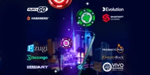 Fargerike kasinosjetonger og spillleverandørlogoer, inkludert Play'n Go og Evolution Gaming, avbildet mot en livlig, neonbelyst bybildebakgrunn. Spesielt med Nettcasino blant de fremtredende
